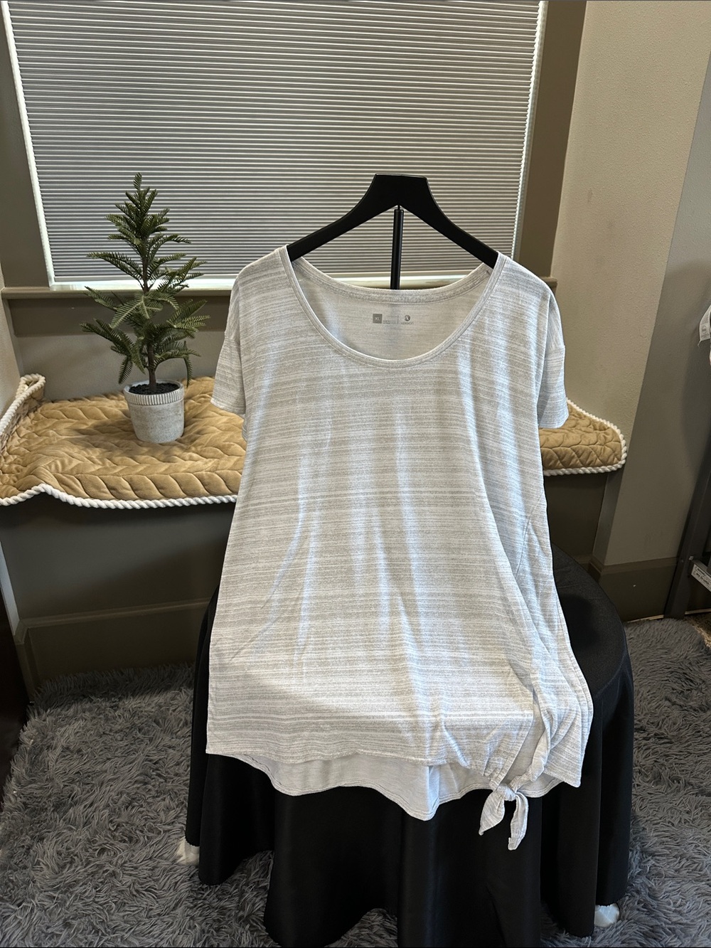 Xersion Light Gray Striped Short Sleeve Tee with Side Knot